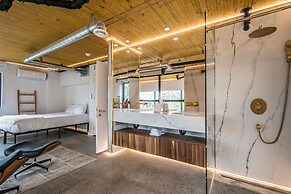 The Halifax Rooftop Home (Furnished)