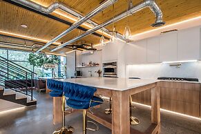 The Halifax Rooftop Home (Furnished)