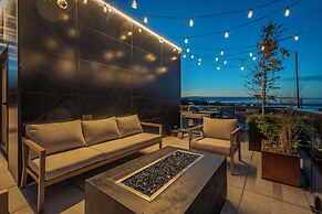 The Halifax Rooftop Home (Furnished)