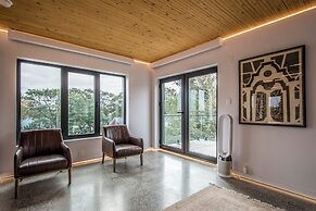The Halifax Rooftop Home (Furnished)