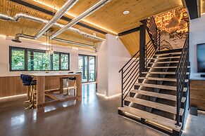 The Halifax Rooftop Home (Furnished)