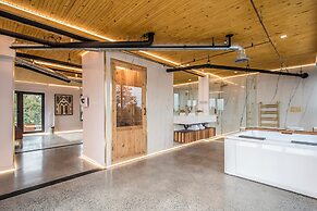 The Halifax Rooftop Home (Furnished)