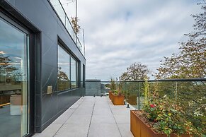 The Halifax Rooftop Home (Furnished)