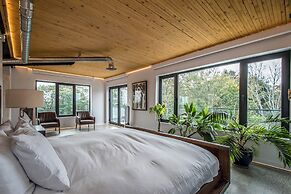 The Halifax Rooftop Home (Furnished)