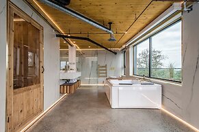 The Halifax Rooftop Home (Furnished)