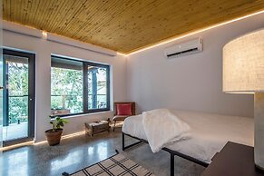 The Halifax Rooftop Home (Furnished)