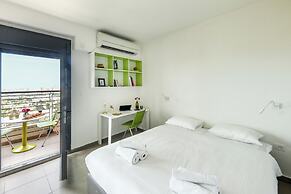 Studio apt w balcony and Kitchen
