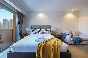 City Meets Sea Elegant Dubai Marina Studio Stay
