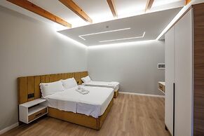 Golemi Lux Hotel