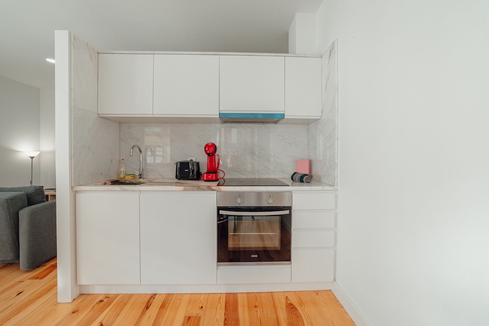 Downtown Sunny Apartment by Vacationy