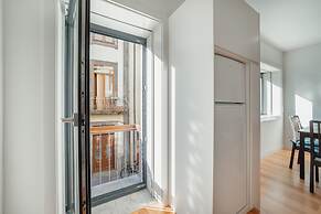 Downtown Sunny Apartment by Vacationy