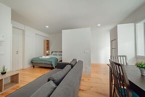 Downtown Sunny Apartment by Vacationy