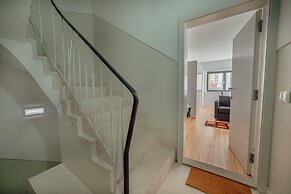 Downtown Sunny Apartment by Vacationy
