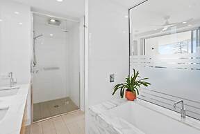Luxury Beachfront Stay in Kirra