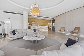 Luxury Beachfront Stay in Kirra