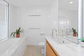Luxury Beachfront Stay in Kirra