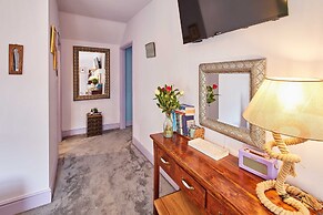 Host Stay Lilac Cottage