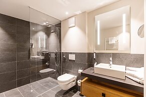 Spacious Apartment With Shared Pool