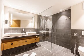 Spacious Apartment With Shared Pool