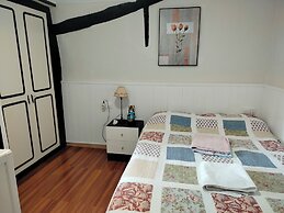 2 Bed Flat - Sleeps 4 - Parking - Wifi