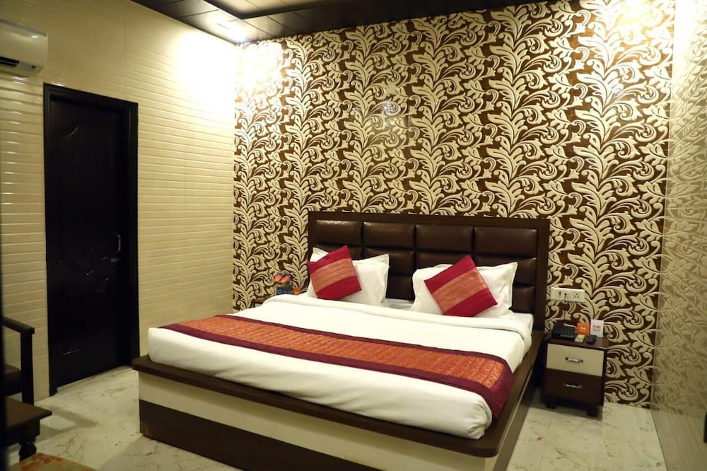 Hotel Holy City