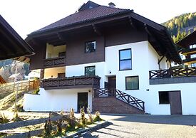 Apartment With Mountain & Slope View