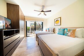 Modern PH with 2 Br & Pool at Arena 509