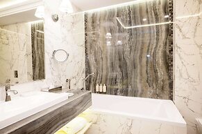 Tresor Le Palais Timisoara, Curio Collection By Hilton