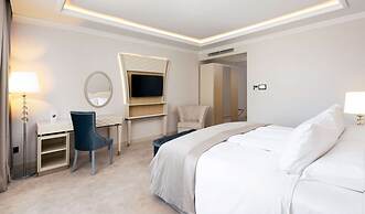Tresor Le Palais Timisoara, Curio Collection By Hilton