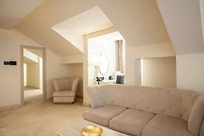 Tresor Le Palais Timisoara, Curio Collection By Hilton