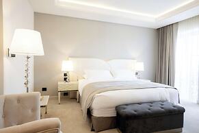Tresor Le Palais Timisoara, Curio Collection By Hilton
