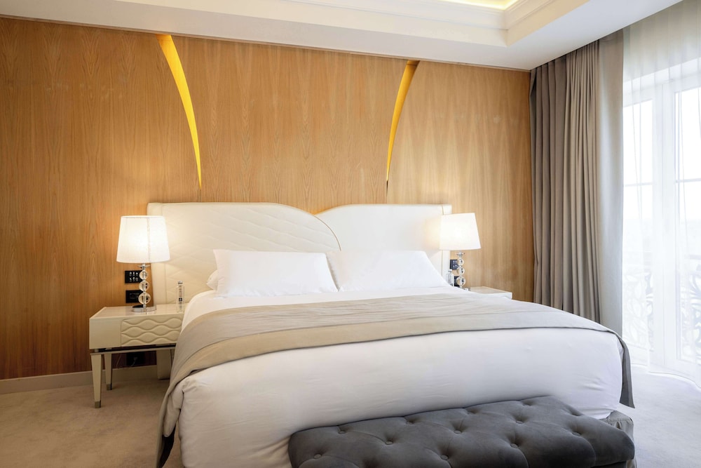 Tresor Le Palais Timisoara, Curio Collection By Hilton