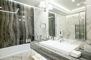 Tresor Le Palais Timisoara, Curio Collection By Hilton