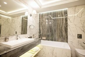 Tresor Le Palais Timisoara, Curio Collection By Hilton