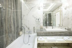 Tresor Le Palais Timisoara, Curio Collection By Hilton