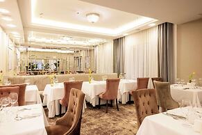 Tresor Le Palais Timisoara, Curio Collection By Hilton