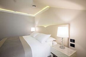 Tresor Le Palais Timisoara, Curio Collection By Hilton