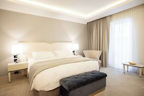 Tresor Le Palais Timisoara, Curio Collection By Hilton