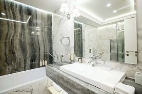 Tresor Le Palais Timisoara, Curio Collection By Hilton