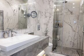 Tresor Le Palais Timisoara, Curio Collection By Hilton
