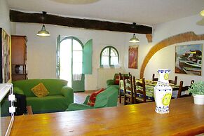 Apartment in Guasticce With Shared Pool