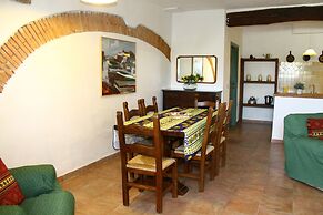 Apartment in Guasticce With Shared Pool