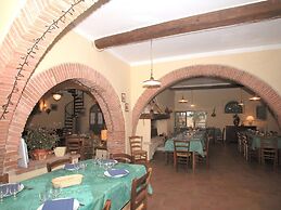 Apartment in Guasticce With Shared Pool