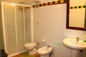 Apartment in Guasticce With Shared Pool