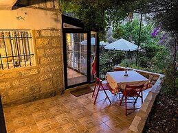 Les Bougainvilliers GuestHouse by Hansa