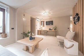 Apollonos 28 Luxury Suites