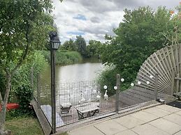 Lovely Holiday Home With Private Barbecue