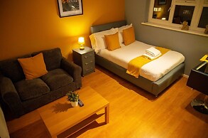 Living Large 5BR Home - Parking - Ideal for Groups