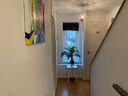Living Large 5BR Home - Parking - Ideal for Groups