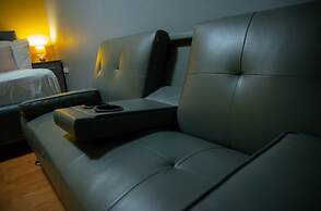 Living Large 5BR Home - Parking - Ideal for Groups